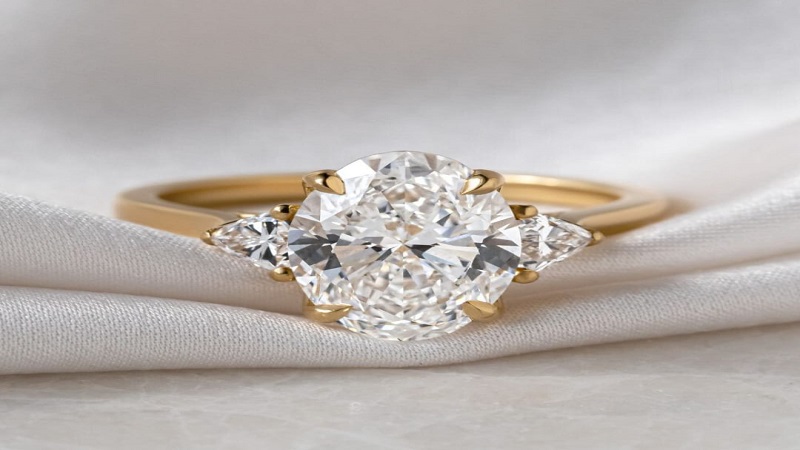 The Charm of a 2 Carat Oval Halo Diamond Ring